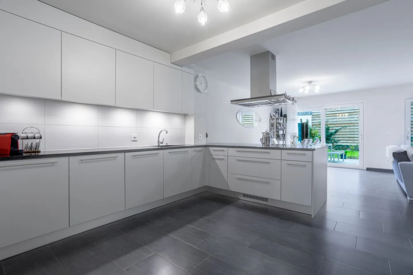 Row House Villa with 5.5 Rooms - Photo 2 of 11