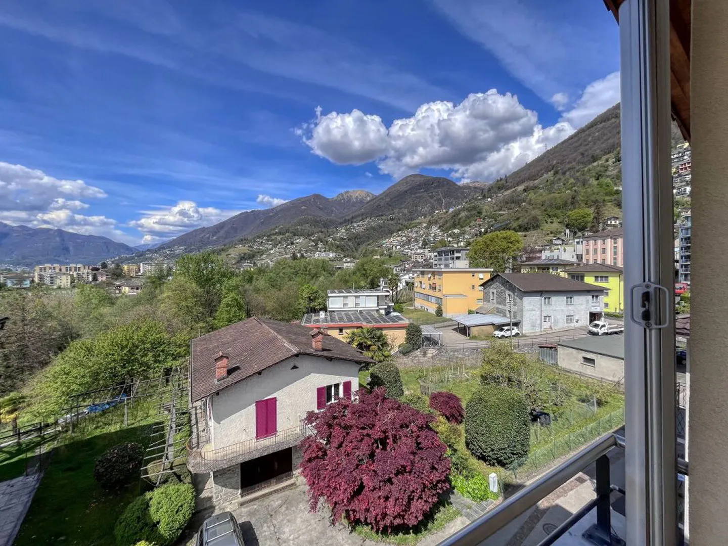 Building with 3 apartments + one available space - Photo 8 of 9