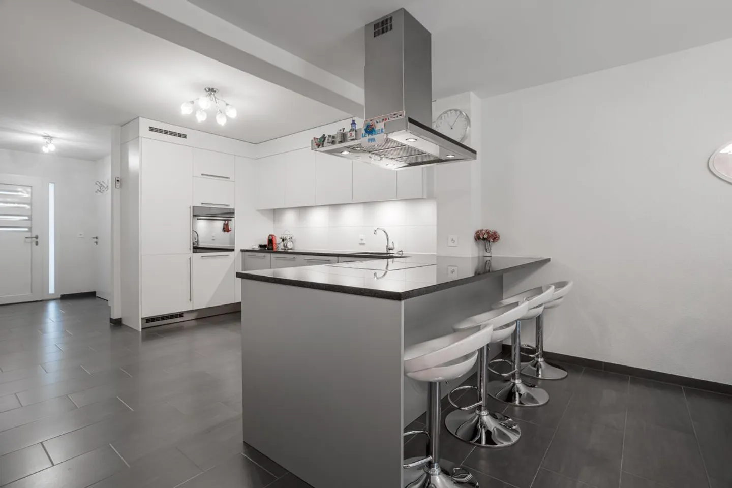 Row House Villa with 5.5 Rooms - Photo 3 of 11