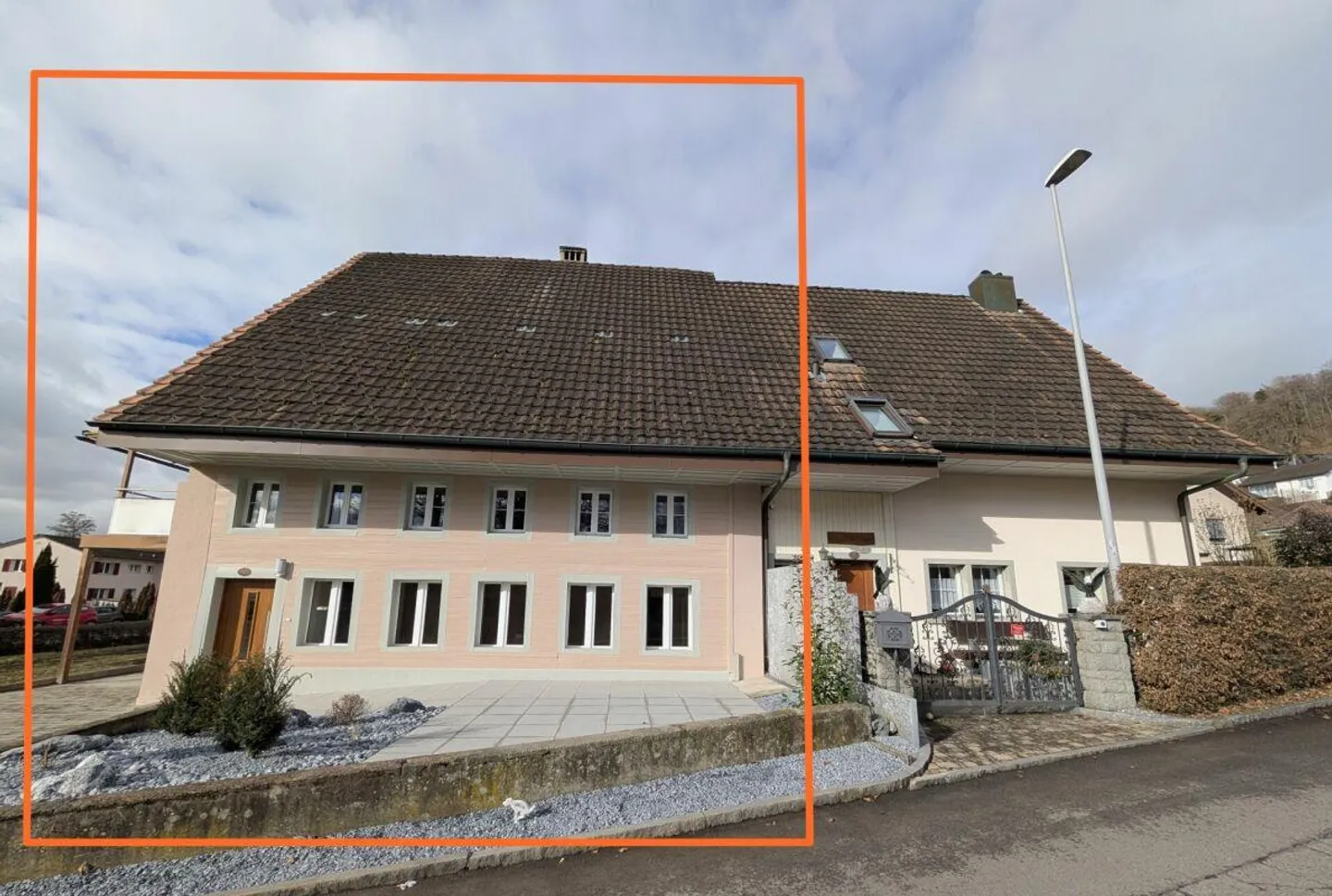 Casa angolare spaziosa e ben curata con molto spazio di stoccaggio - Foto 1 di 14