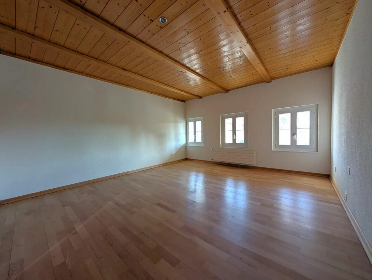 Casa angolare spaziosa e ben curata con molto spazio di stoccaggio - Foto 4 di 14