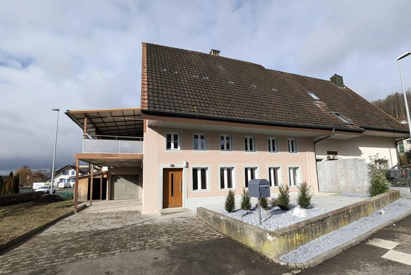 Casa angolare spaziosa e ben curata con molto spazio di stoccaggio - Foto 2 di 14