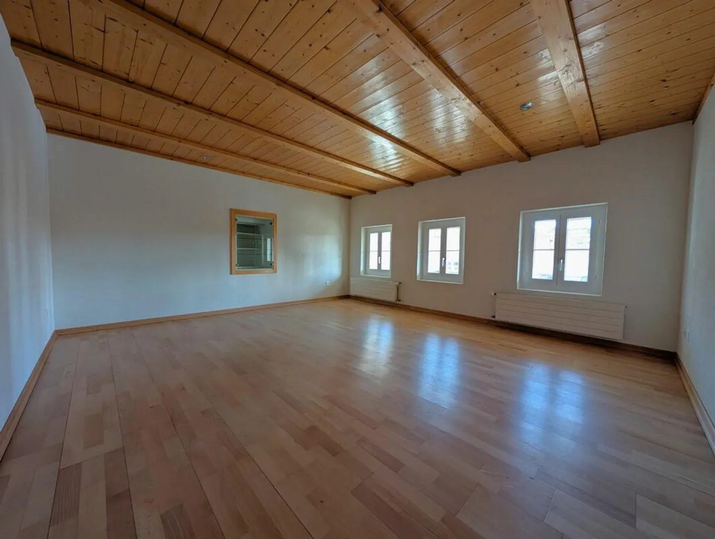 Casa angolare spaziosa e ben curata con molto spazio di stoccaggio - Foto 3 di 14