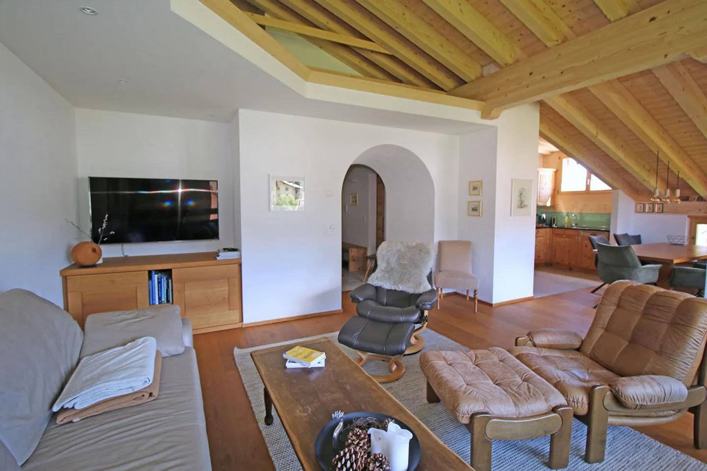 Appartamento mansardato di 3,5 locali eccezionalmente curato in affitto stagionale. - Foto 5 di 13