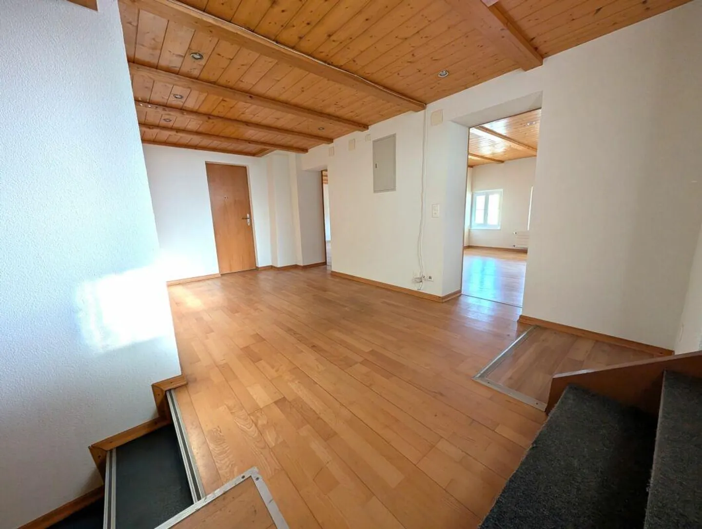 Casa angolare spaziosa e ben curata con molto spazio di stoccaggio - Foto 8 di 14