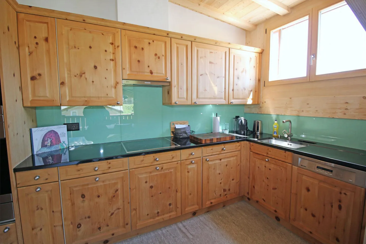 Appartamento mansardato di 3,5 locali eccezionalmente curato in affitto stagionale. - Foto 7 di 13