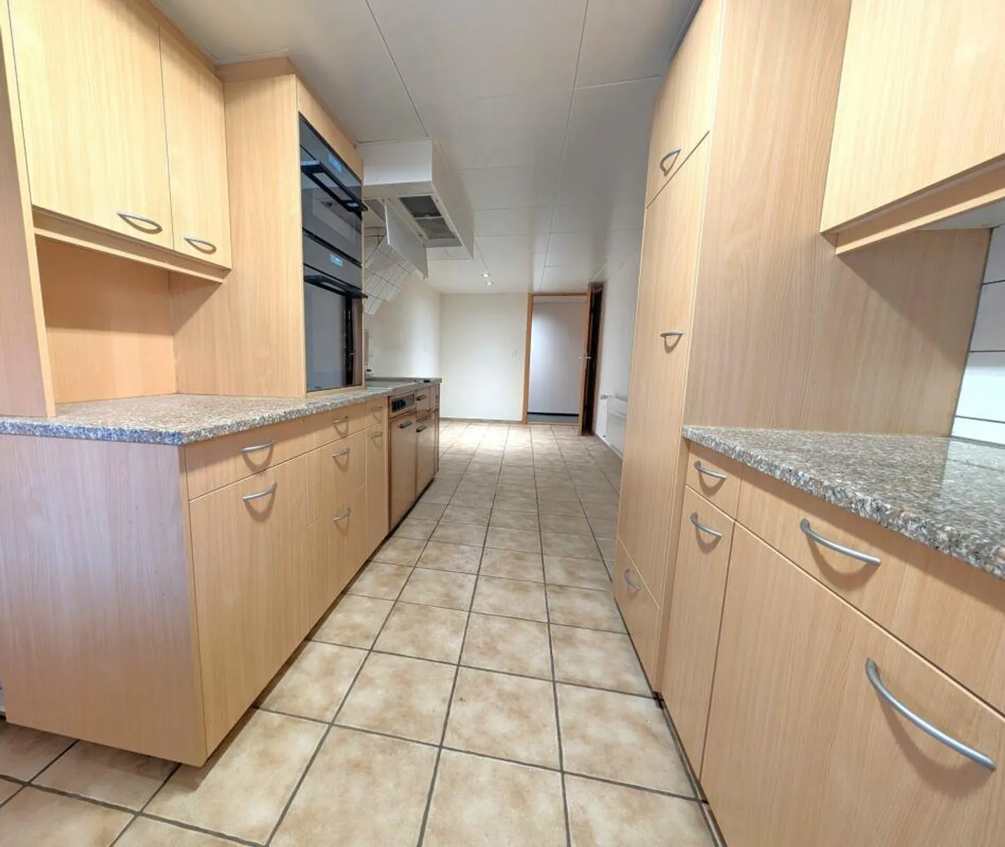 Casa angolare spaziosa e ben curata con molto spazio di stoccaggio - Foto 9 di 14