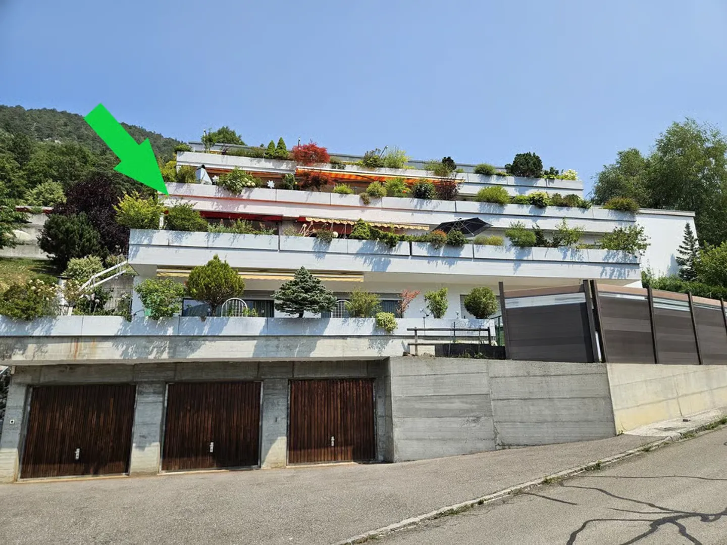 Geräumige 5,5-Zimmer-Wohnung mit Terrasse in Moutier mit freiem Blick, 2 Garagen - Foto 1 von 13