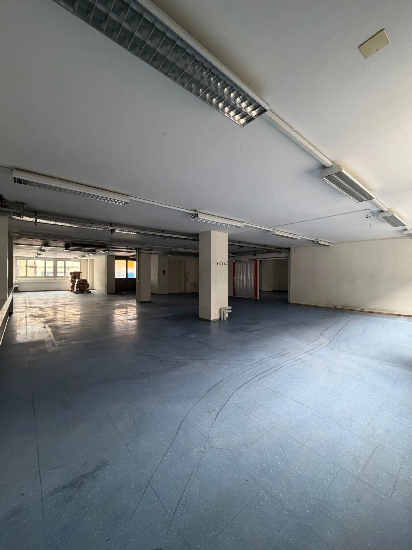 Your new company location; 597 m2 office and service spaces on the ground floor with direct access via ramp - Photo 3 of 7