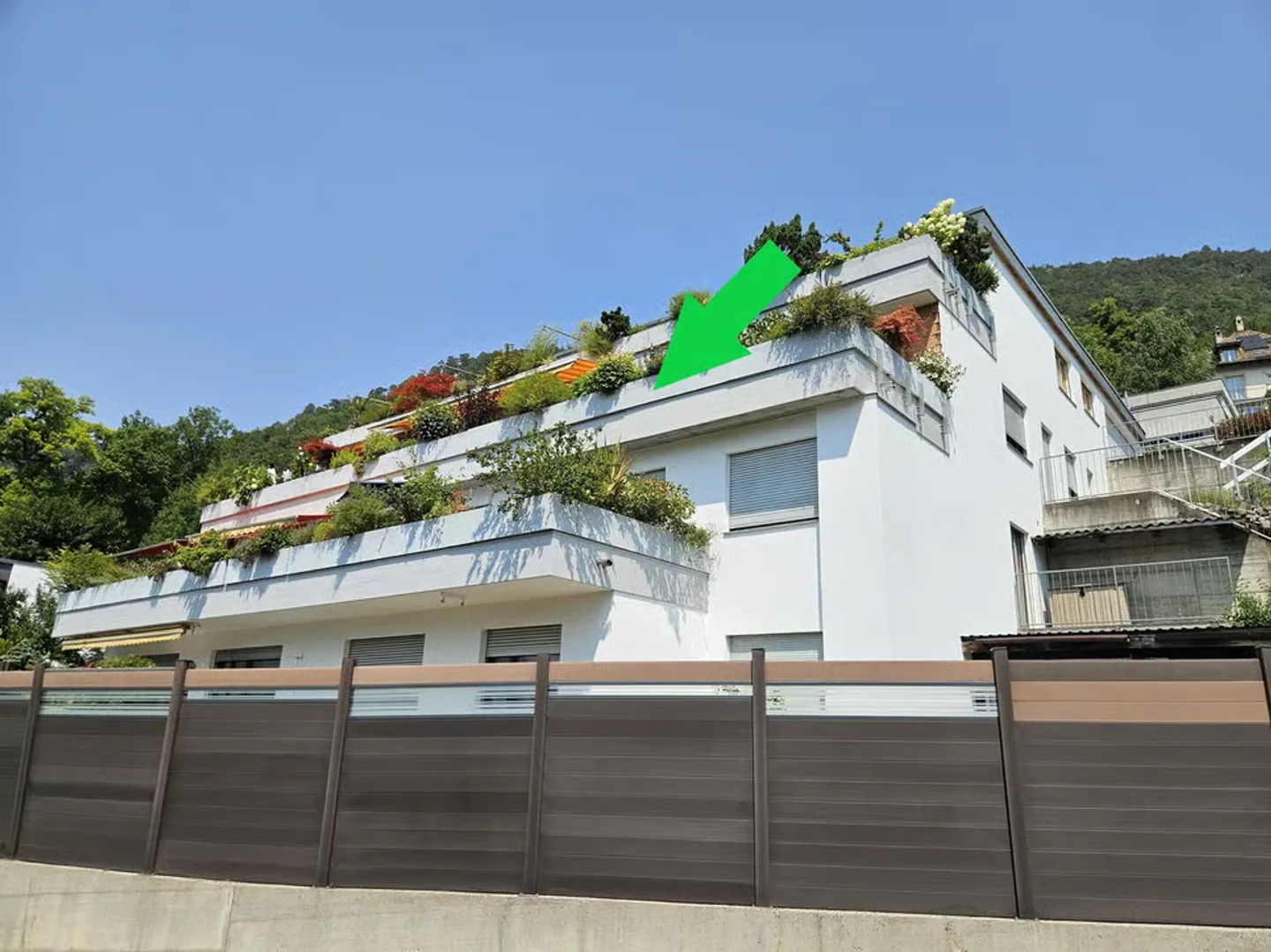 Geräumige 5,5-Zimmer-Wohnung mit Terrasse in Moutier mit freiem Blick, 2 Garagen - Foto 2 von 13