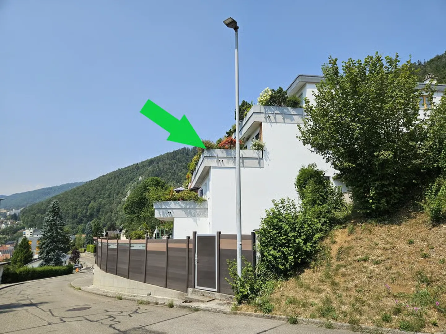 Geräumige 5,5-Zimmer-Wohnung mit Terrasse in Moutier mit freiem Blick, 2 Garagen - Foto 3 von 13