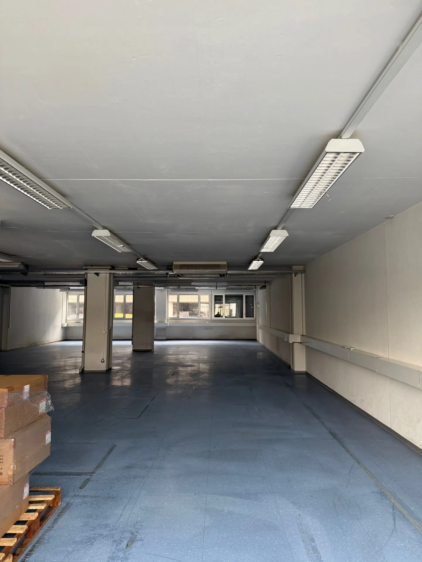 Your new company location; 597 m2 office and service spaces on the ground floor with direct access via ramp - Photo 2 of 7