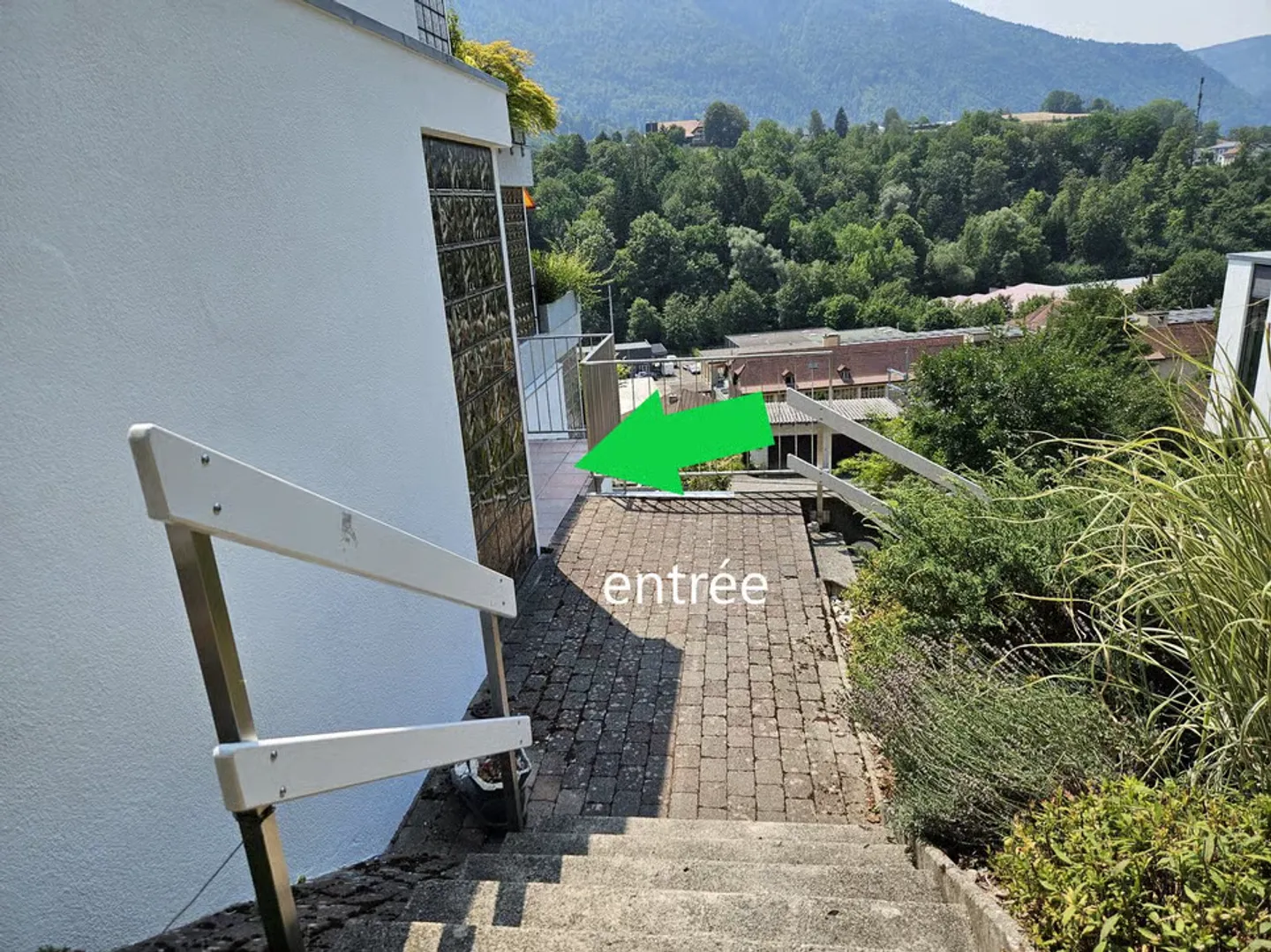 Geräumige 5,5-Zimmer-Wohnung mit Terrasse in Moutier mit freiem Blick, 2 Garagen - Foto 9 von 13