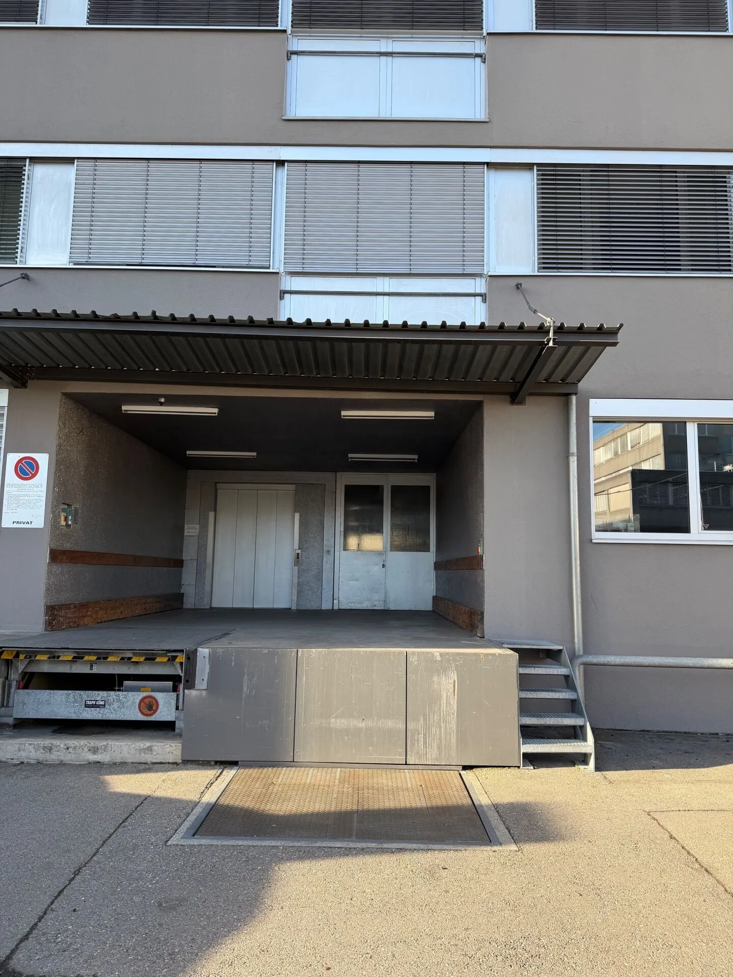 Your new company location; 597 m2 office and service spaces on the ground floor with direct access via ramp - Photo 6 of 7