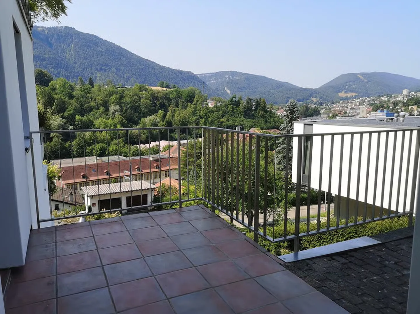 Geräumige 5,5-Zimmer-Wohnung mit Terrasse in Moutier mit freiem Blick, 2 Garagen - Foto 11 von 13