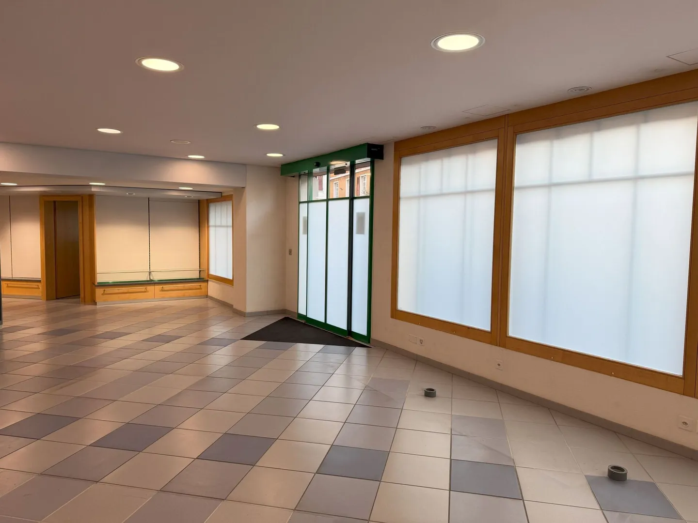 Multipurpose commercial premises in a good traffic location - Photo 4 of 12