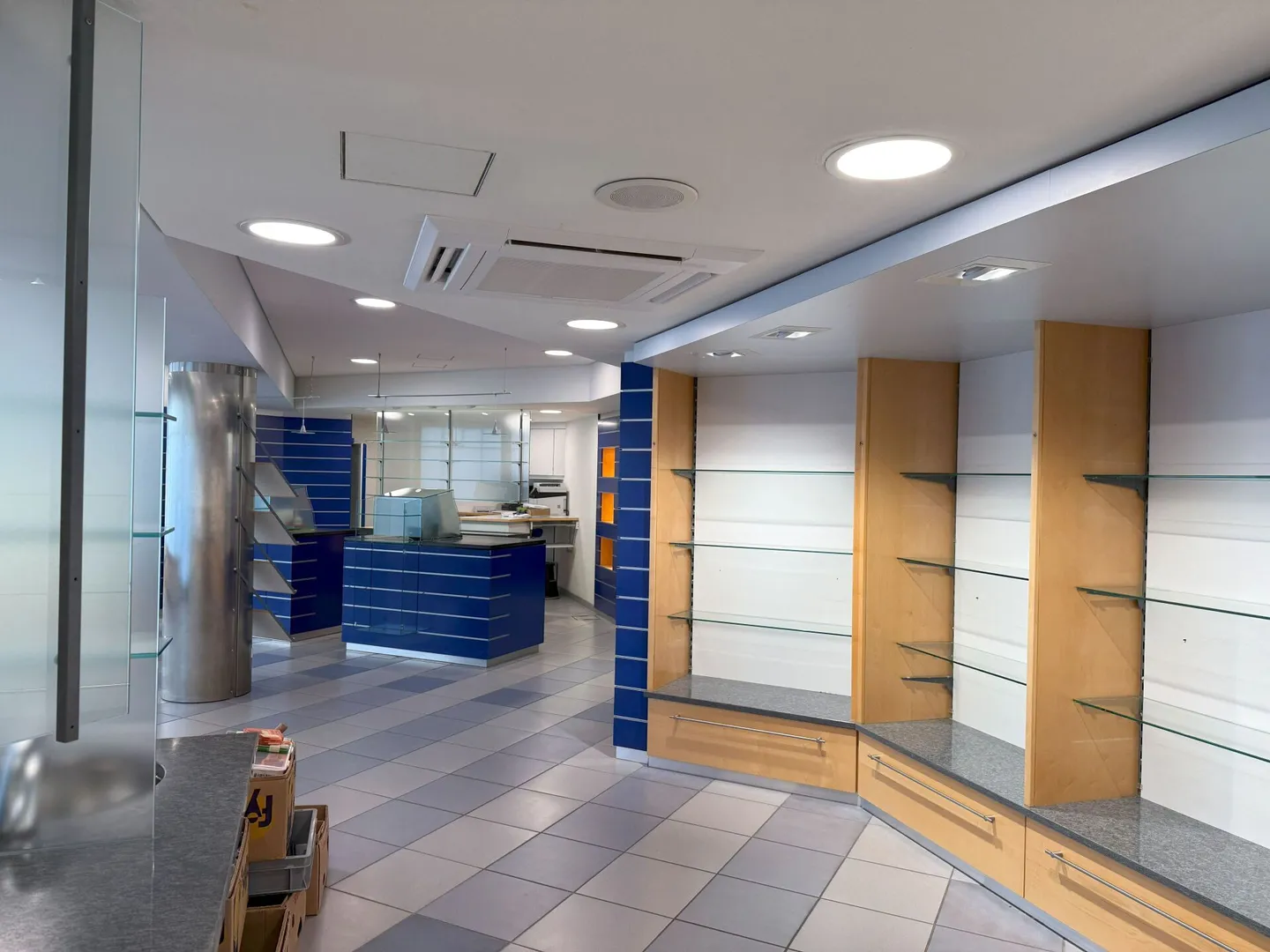 Multipurpose commercial premises in a good traffic location - Photo 10 of 12