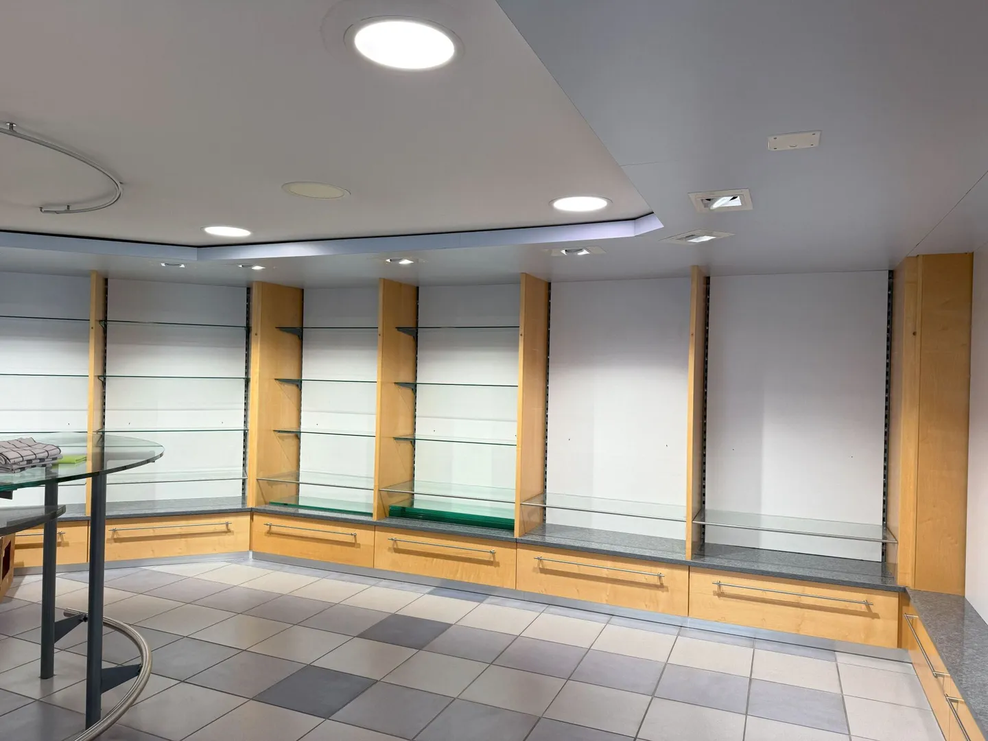Multipurpose commercial premises in a good traffic location - Photo 9 of 12
