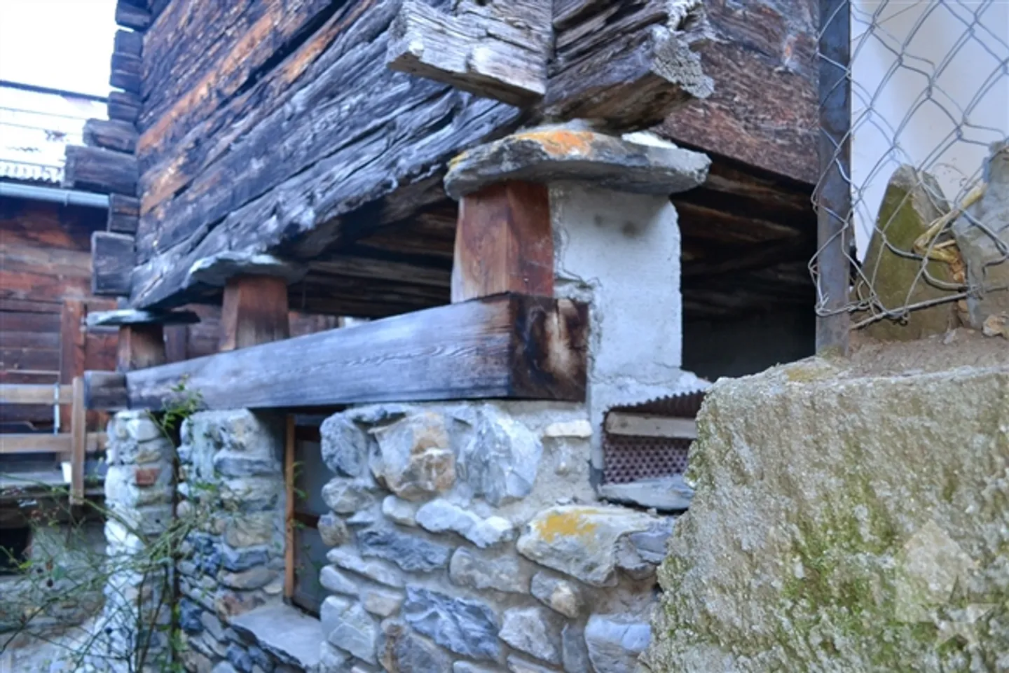 «Raccard zum Renovieren mitten in Albinen auf 2 Etagen und Zwischengeschoss» - Foto 6 von 13