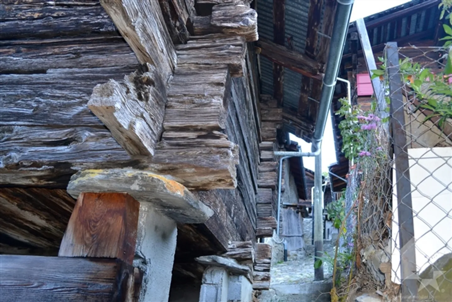 «Raccard zum Renovieren mitten in Albinen auf 2 Etagen und Zwischengeschoss» - Foto 8 von 13