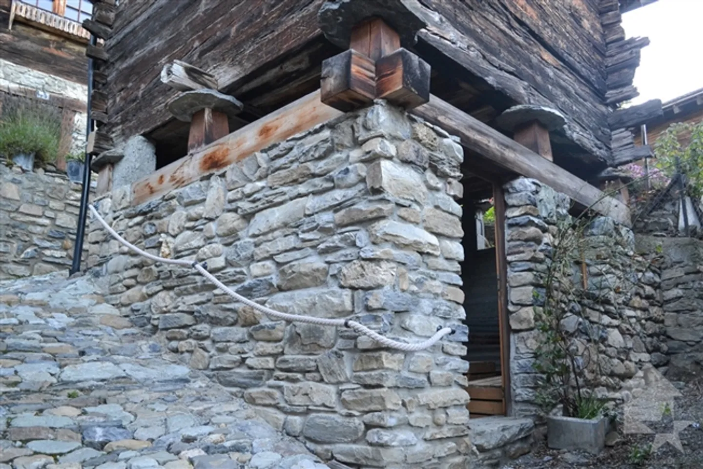 «Raccard zum Renovieren mitten in Albinen auf 2 Etagen und Zwischengeschoss» - Foto 9 von 13