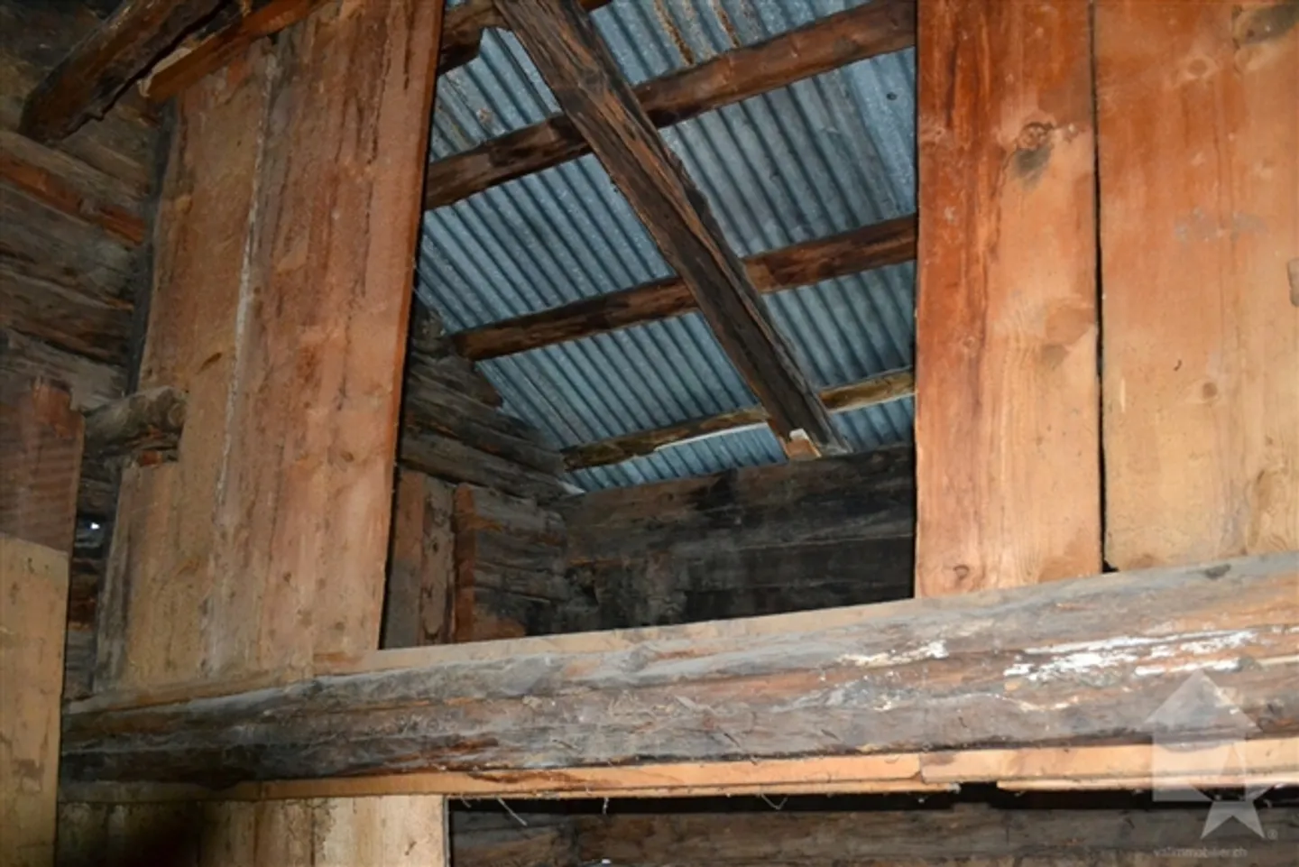 «Raccard zum Renovieren mitten in Albinen auf 2 Etagen und Zwischengeschoss» - Foto 12 von 13