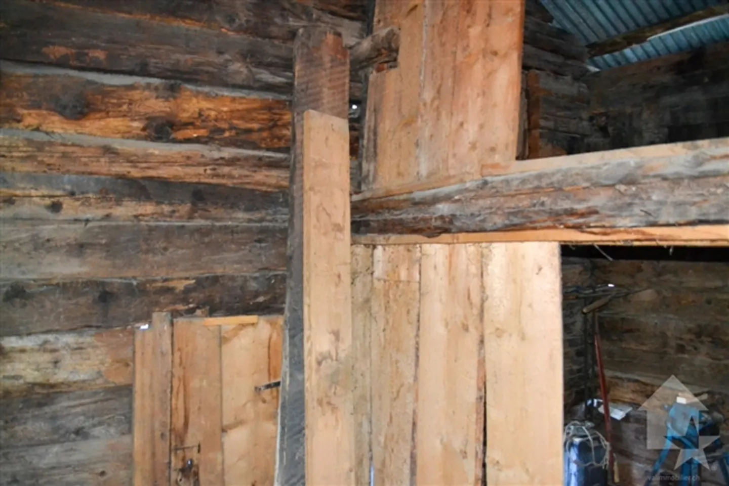 «Raccard zum Renovieren mitten in Albinen auf 2 Etagen und Zwischengeschoss» - Foto 10 von 13