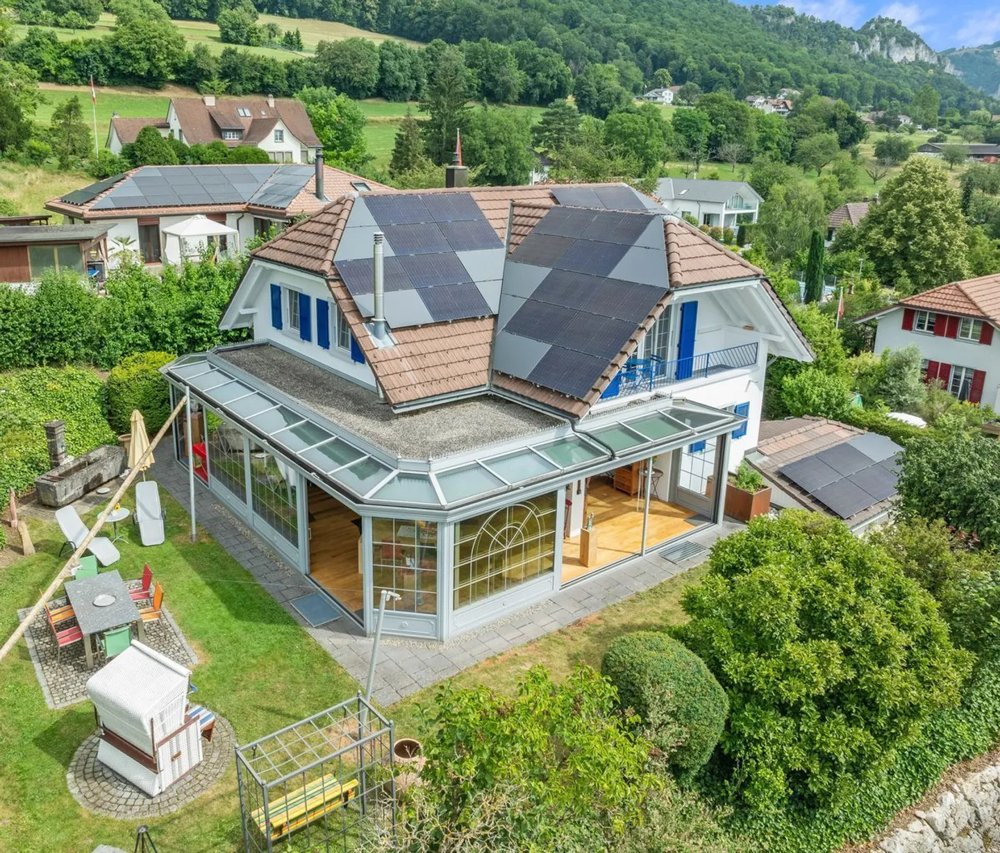 Maison individuelle exclusive de 7,5 pièces avec jardin d'hiver et installation solaire - Photo 2 sur 12