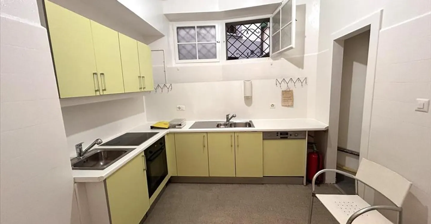 Mixed-use building for rent - Photo 1 of 9