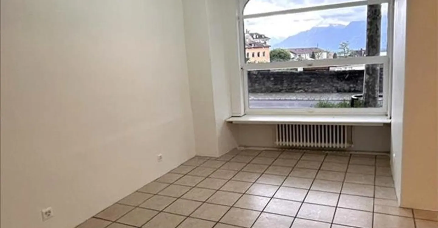 Mixed-use building for rent - Photo 2 of 9