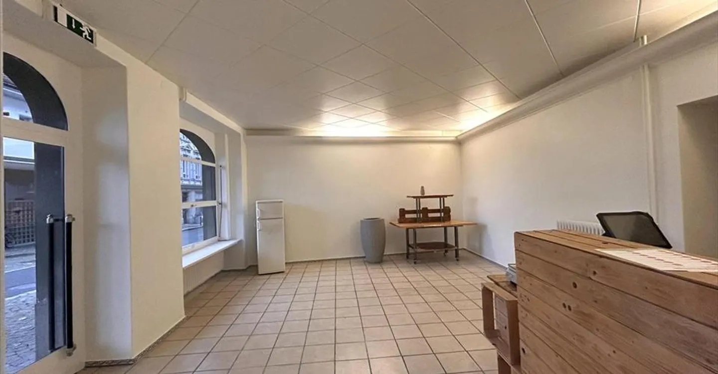 Mixed-use building for rent - Photo 3 of 9