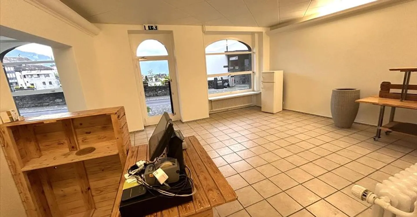 Mixed-use building for rent - Photo 4 of 9