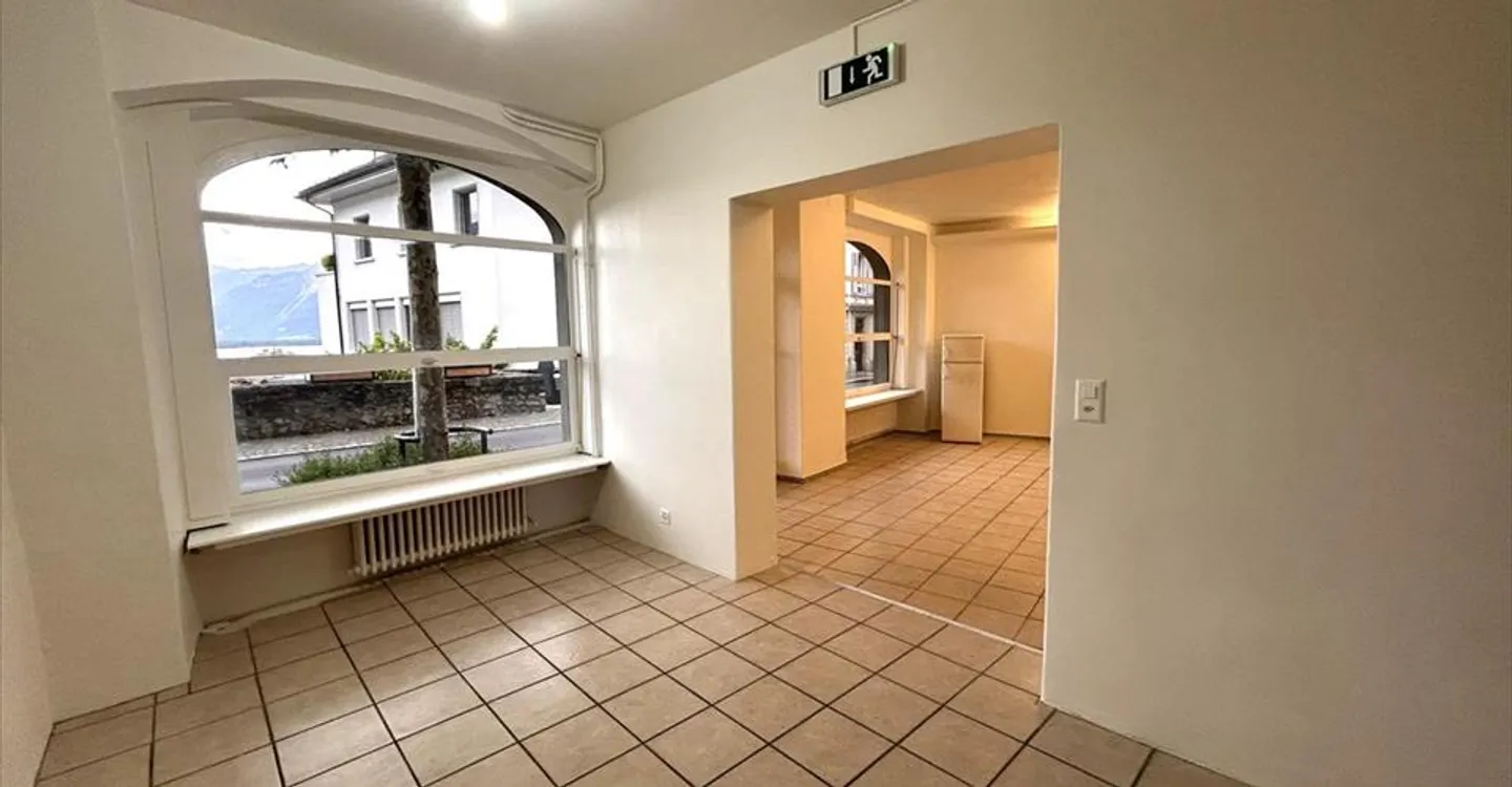 Mixed-use building for rent - Photo 5 of 9