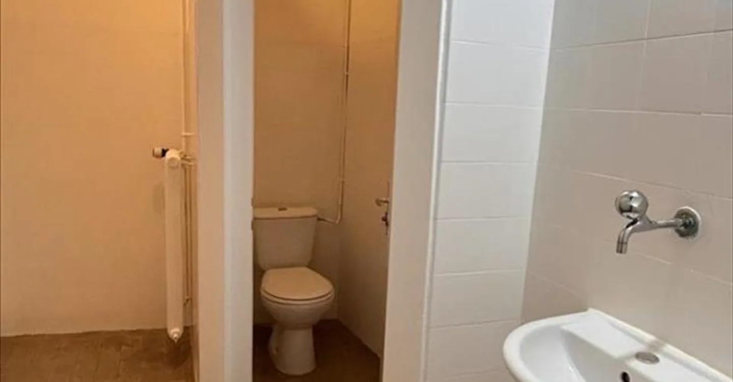 Mixed-use building for rent - Photo 6 of 9