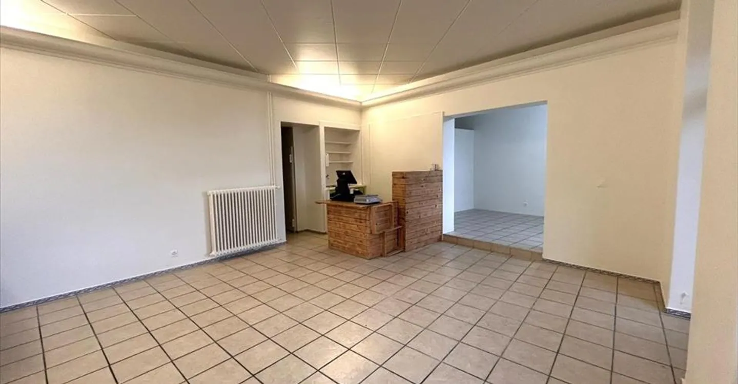 Mixed-use building for rent - Photo 7 of 9