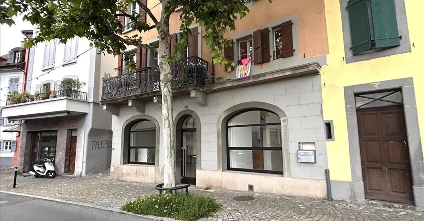 Mixed-use building for rent - Photo 8 of 9