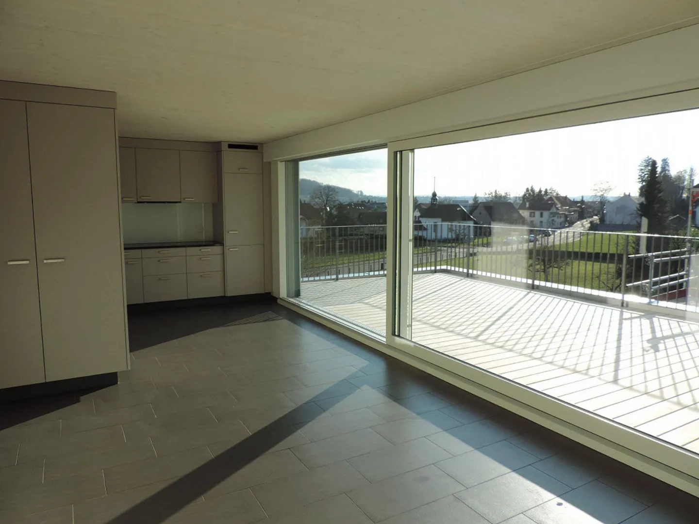 Bellissimo appartamento attico luminoso di 3,5 stanze con grande terrazza sul tetto - Foto 2 di 9