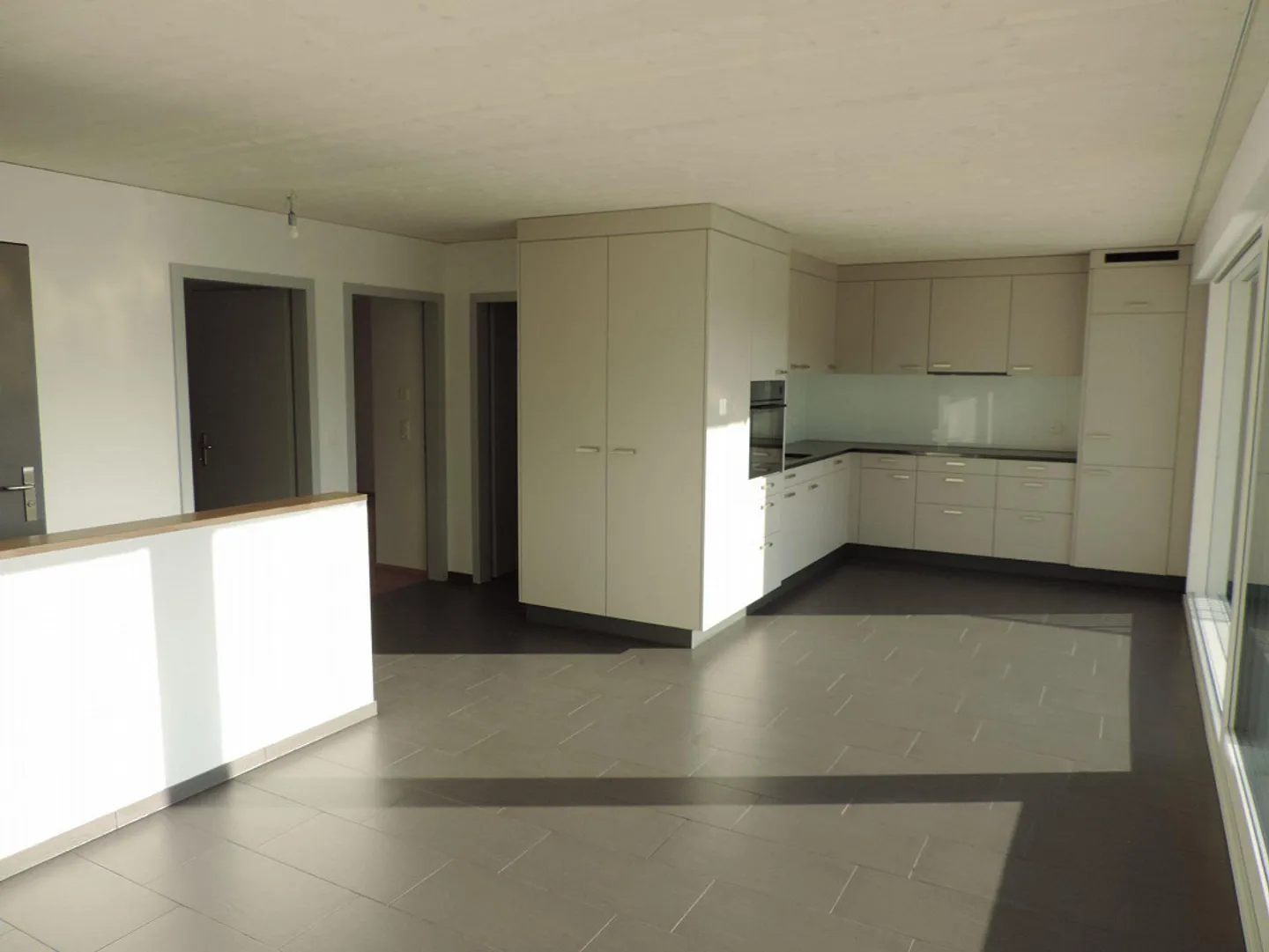 Bellissimo appartamento attico luminoso di 3,5 stanze con grande terrazza sul tetto - Foto 3 di 9