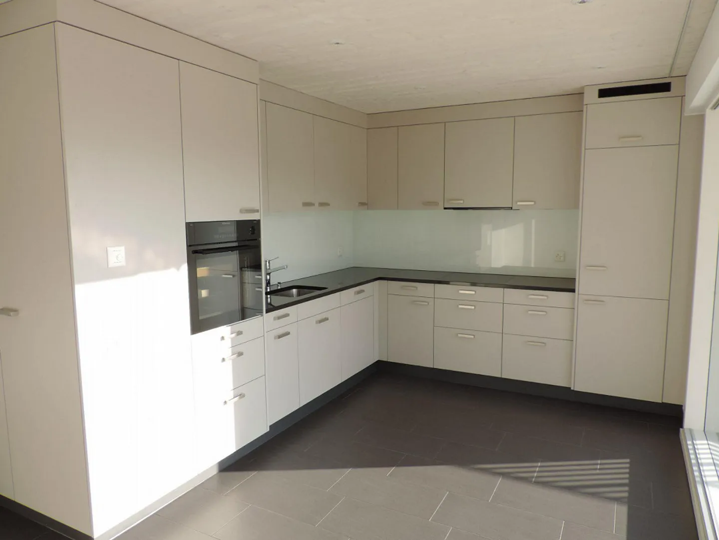 Bellissimo appartamento attico luminoso di 3,5 stanze con grande terrazza sul tetto - Foto 4 di 9