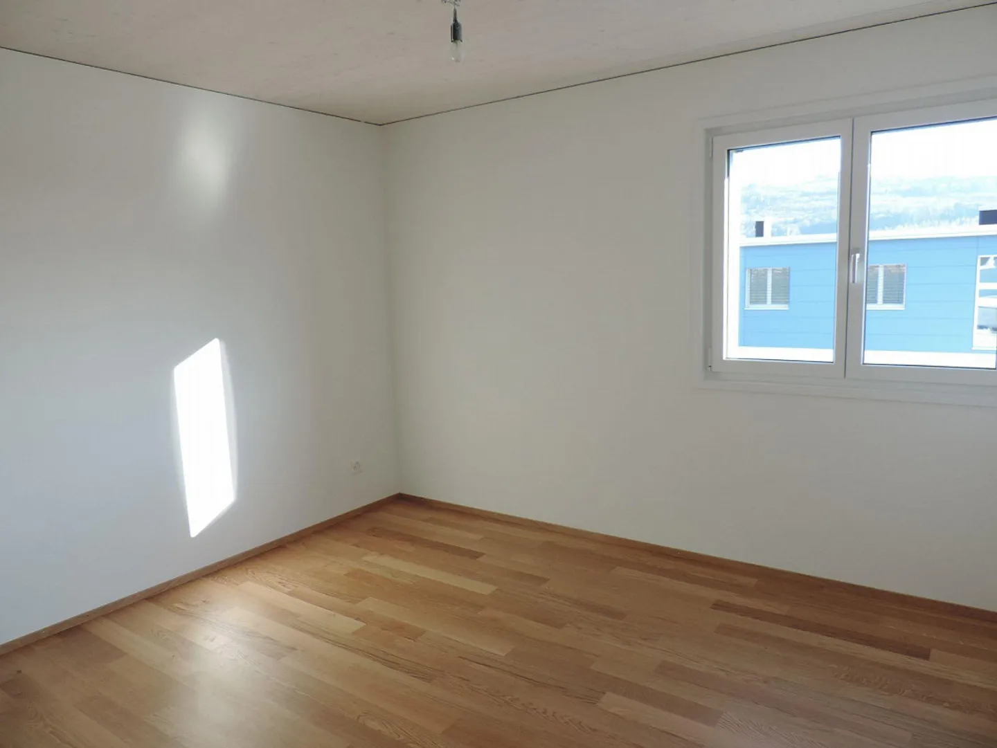 Bellissimo appartamento attico luminoso di 3,5 stanze con grande terrazza sul tetto - Foto 5 di 9