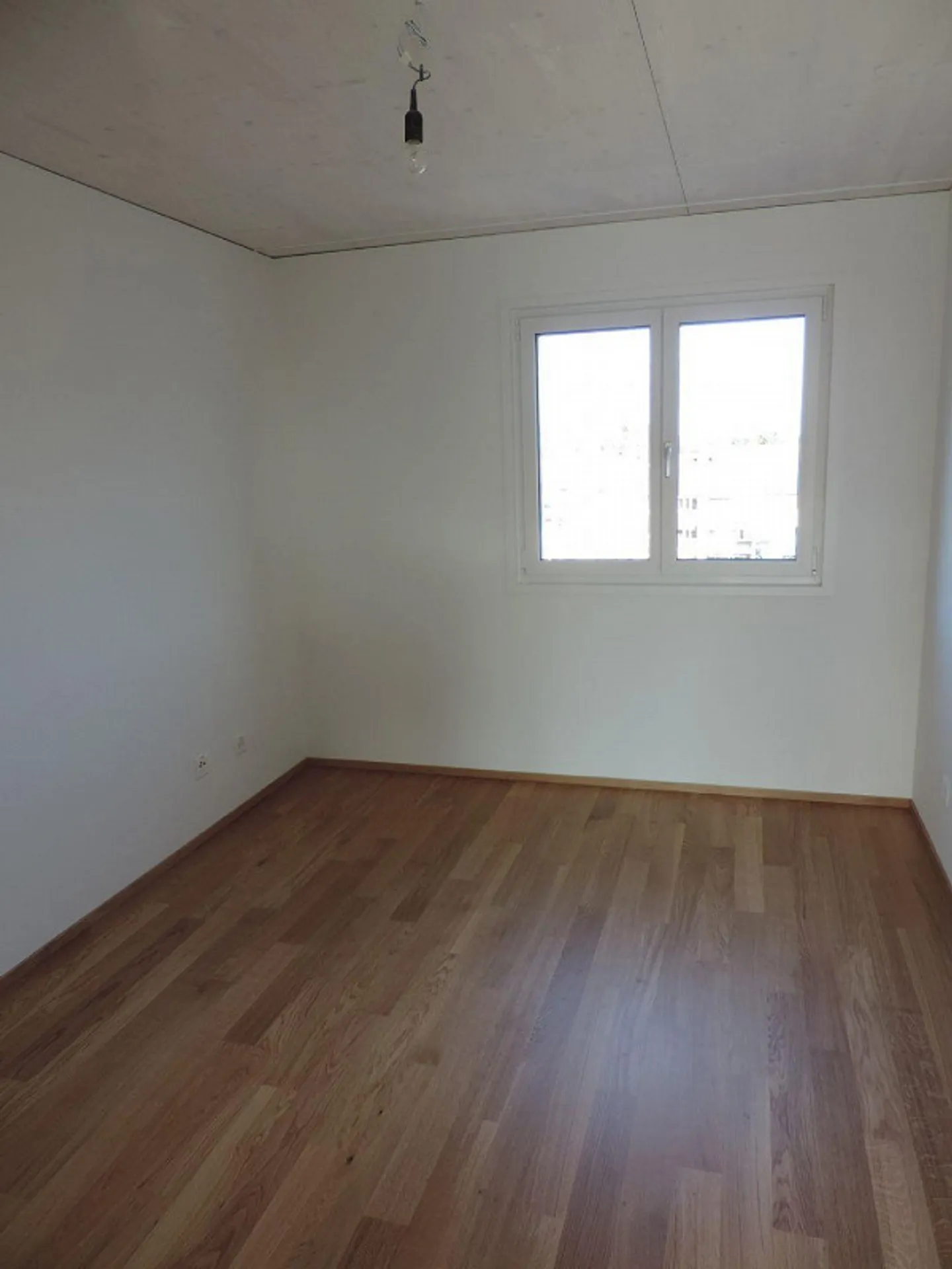 Bellissimo appartamento attico luminoso di 3,5 stanze con grande terrazza sul tetto - Foto 6 di 9