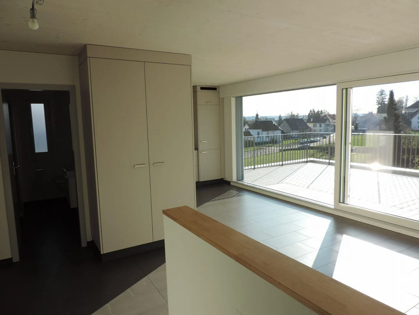 Bellissimo appartamento attico luminoso di 3,5 stanze con grande terrazza sul tetto - Foto 7 di 9