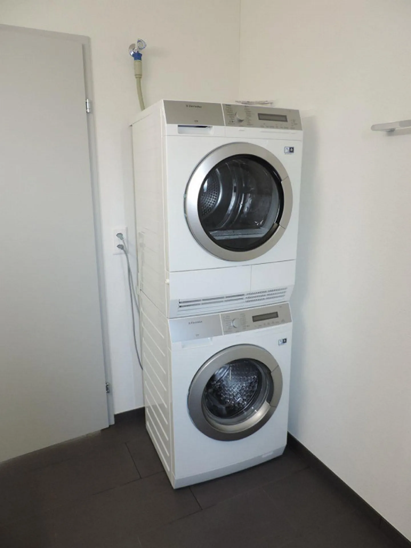 Bellissimo appartamento attico luminoso di 3,5 stanze con grande terrazza sul tetto - Foto 8 di 9