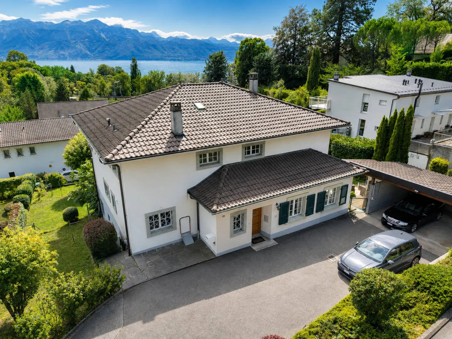 Individual villa with 9.5 rooms and a view of Lake Geneva and the Alps - Photo 2 of 13