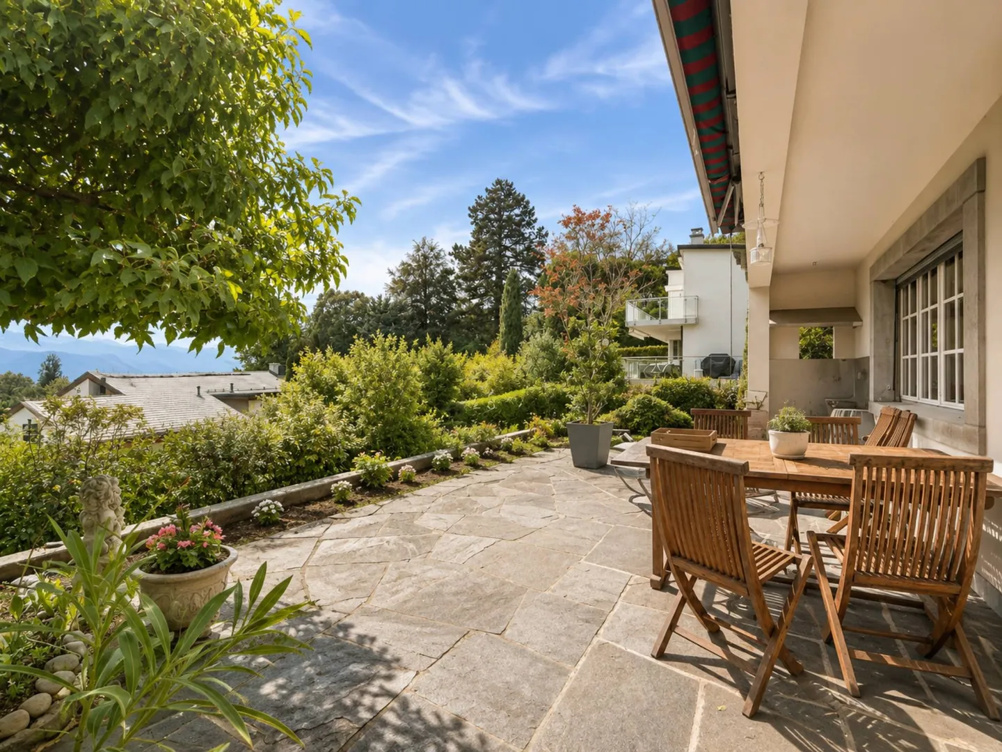 Individual villa with 9.5 rooms and a view of Lake Geneva and the Alps - Photo 6 of 13