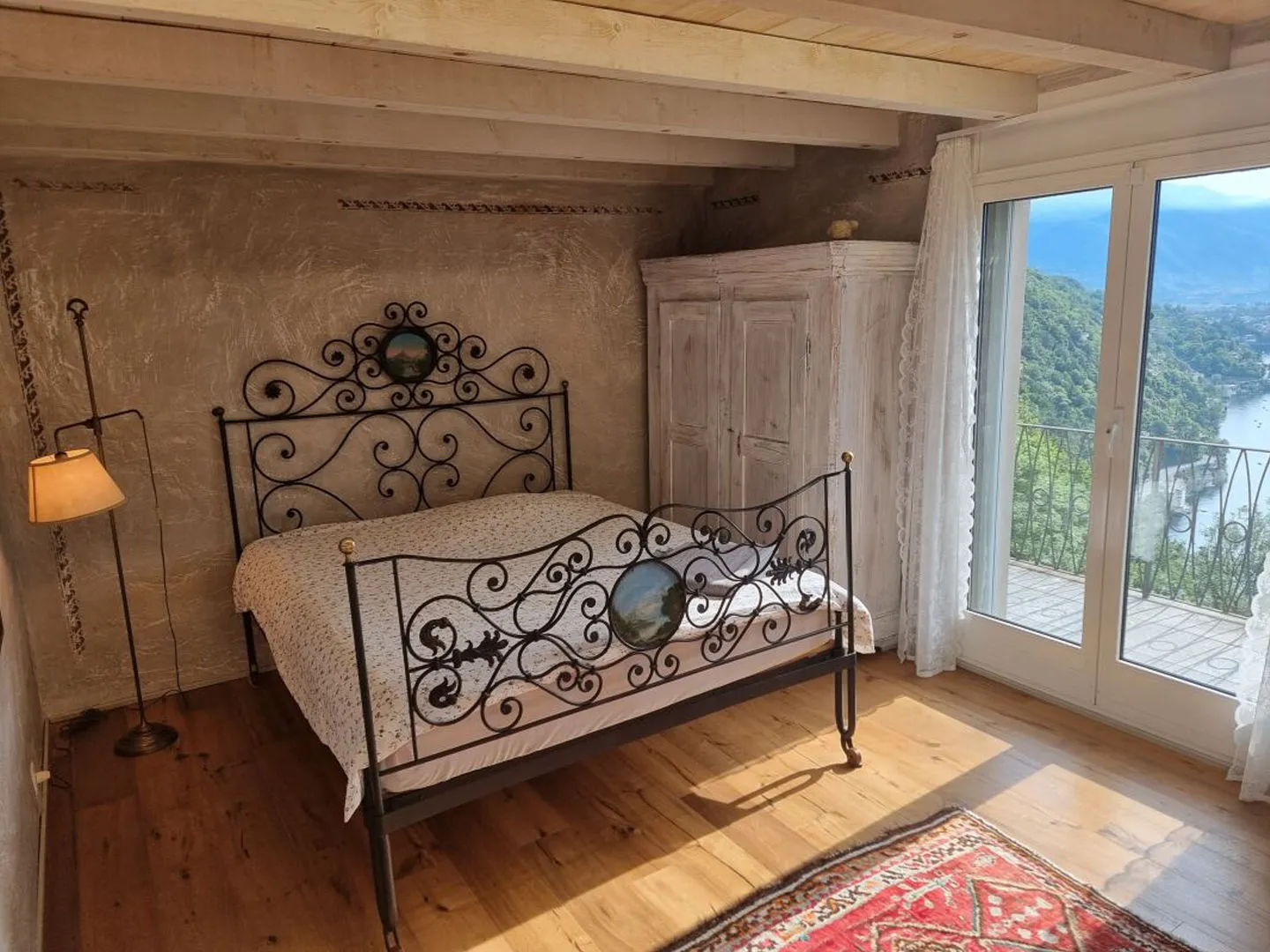 Extravagantes 4 ½-Zimmer-Einfamilienhaus mit Loft, Swimmingpool und herrlichem Seeblick - Foto 4 von 7