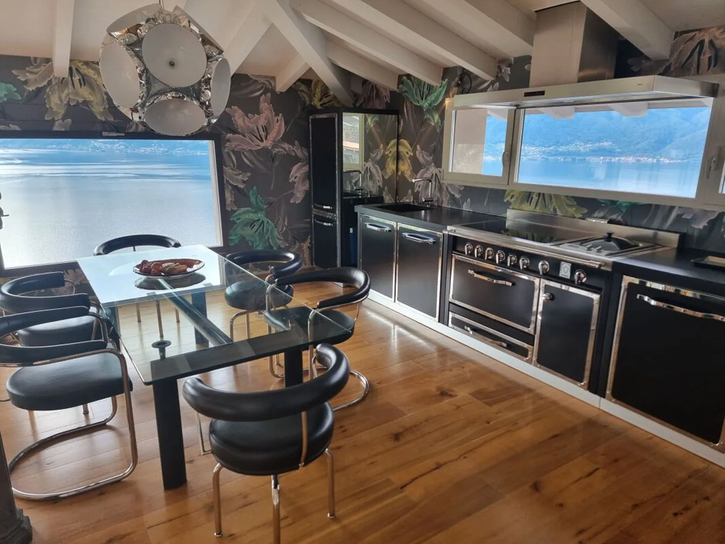 Extravagantes 4 ½-Zimmer-Einfamilienhaus mit Loft, Swimmingpool und herrlichem Seeblick - Foto 2 von 7