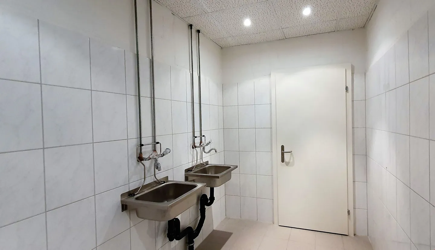 Fully developed commercial/office space with shower/WC and kitchenette - Photo 9 of 11