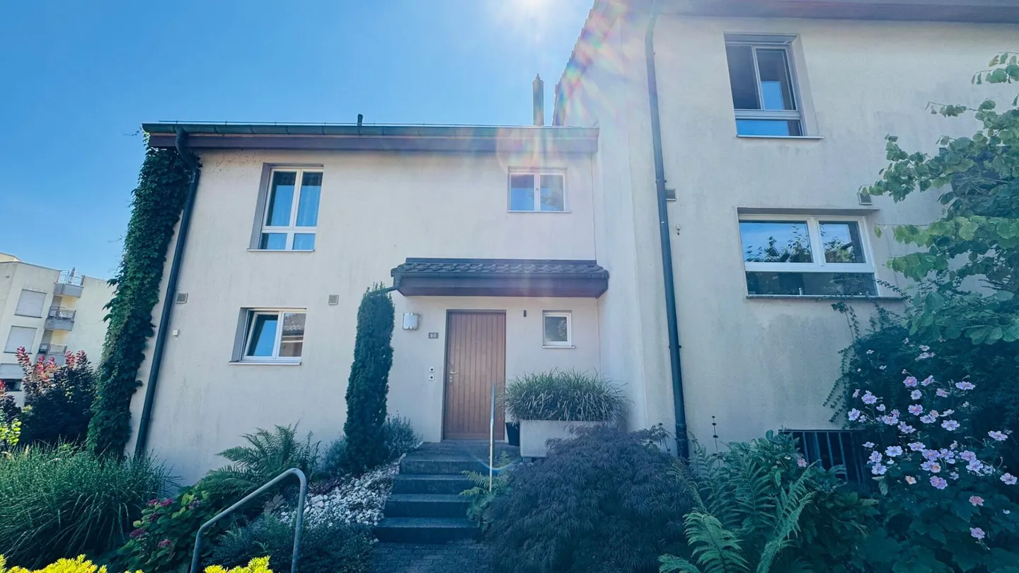 Doppel-Einfamilienhaus mit Garten, Wintergarten, Garagebox und Parkplatz in Lausen - Foto 1 von 31