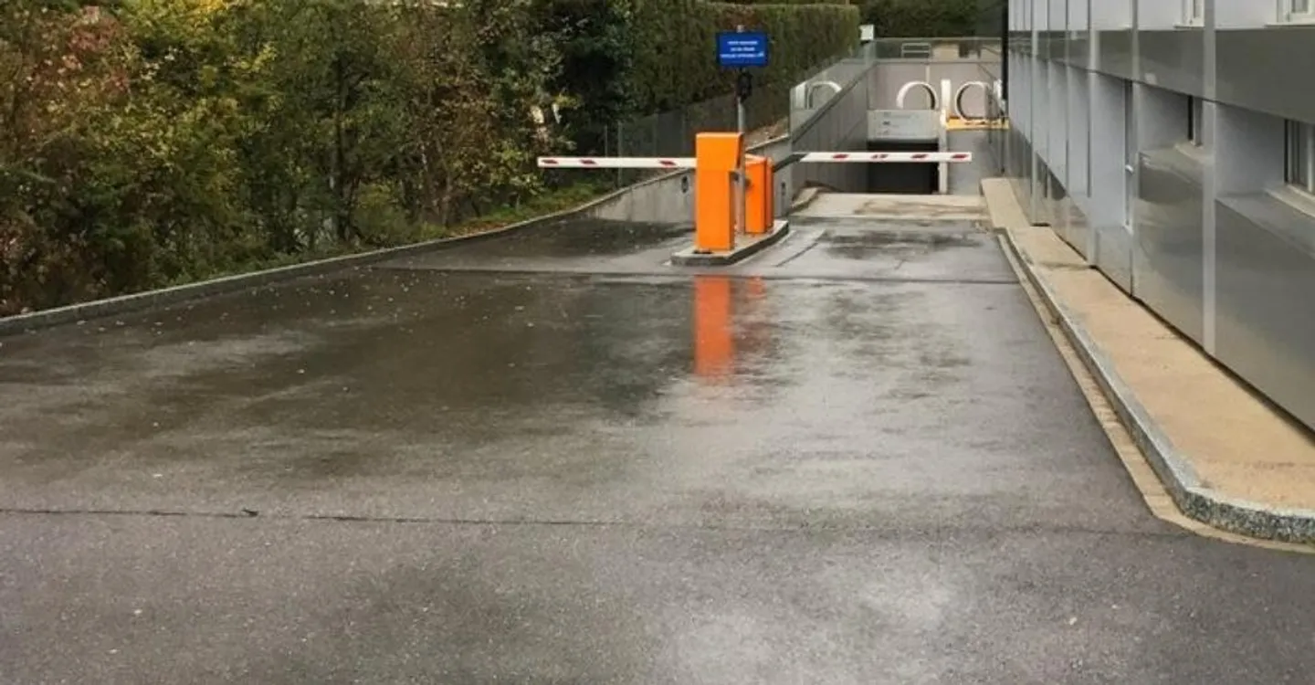 Place de Parking Sécurisée Près de l'Aéroport - Photo 2 sur 2